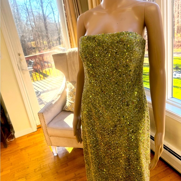 David Meister Strapless Sequin Dress. Size 6. David Meister Strapless Sequin Dress. Size 6.
